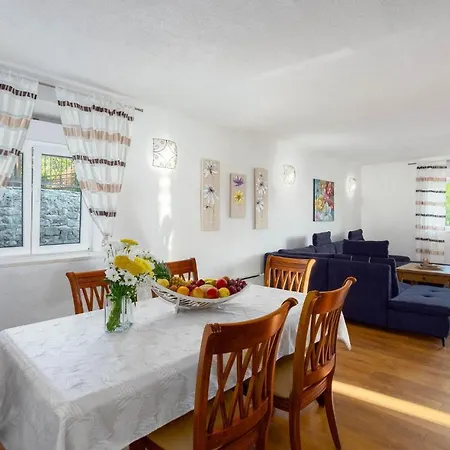 Stunning In With 4 Bedrooms, Wifi And Heated Swimming Pool Studenci