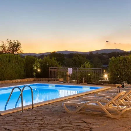 Stunning In With 4 Bedrooms, Wifi And Heated Swimming Pool Studenci