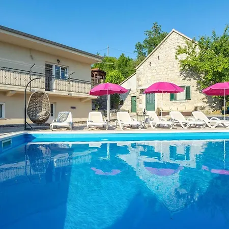 Stunning In With 4 Bedrooms, Wifi And Heated Swimming Pool