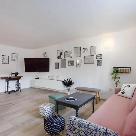 Дом отдыха Stunning In With 4 Bedrooms, Wifi And Heated Swimming Pool