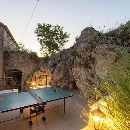 Stunning In With 4 Bedrooms, Wifi And Heated Swimming Pool Studenci