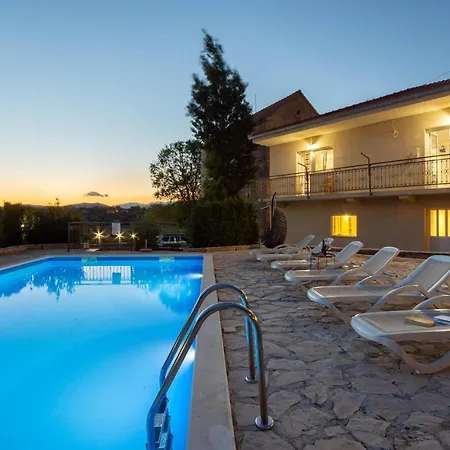 Stunning In With 4 Bedrooms, Wifi And Heated Swimming Pool