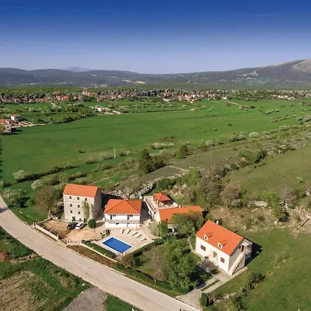 Stunning In With 4 Bedrooms, Wifi And Heated Swimming Pool Studenci