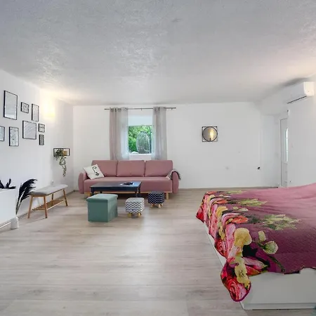 Stunning In With 4 Bedrooms, Wifi And Heated Swimming Pool Studenci