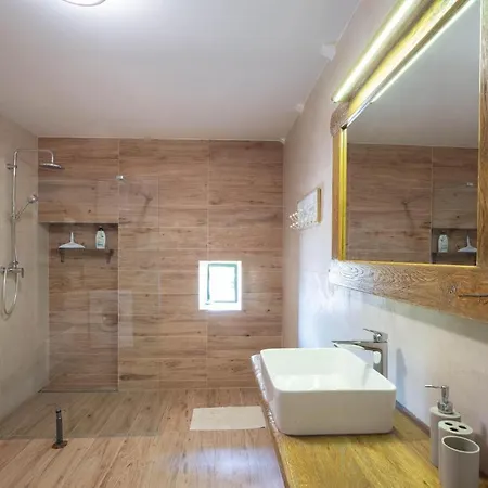 Дом отдыха Stunning In With 4 Bedrooms, Wifi And Heated Swimming Pool Studenci