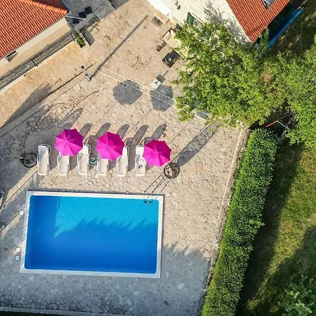 Дом отдыха Stunning In With 4 Bedrooms, Wifi And Heated Swimming Pool