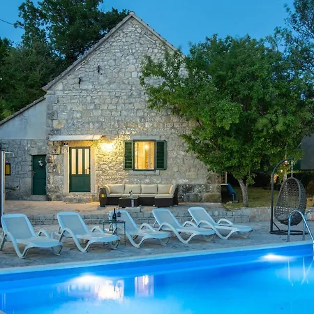 Stunning In With 4 Bedrooms, Wifi And Heated Swimming Pool Дом отдыха