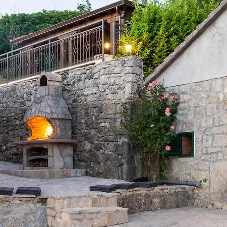 Дом отдыха Stunning In With 4 Bedrooms, Wifi And Heated Swimming Pool Studenci