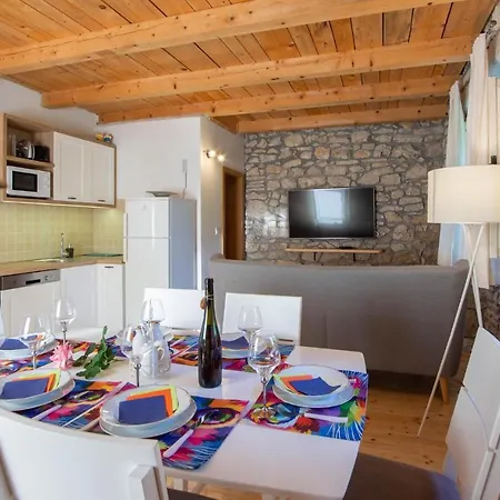Дом отдыха Stunning In With 4 Bedrooms, Wifi And Heated Swimming Pool *