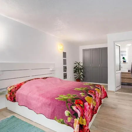 Stunning In With 4 Bedrooms, Wifi And Heated Swimming Pool *