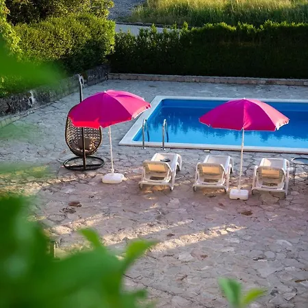 Stunning In With 4 Bedrooms, Wifi And Heated Swimming Pool Studenci