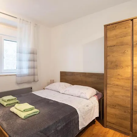 Дом отдыха Stunning In With 4 Bedrooms, Wifi And Heated Swimming Pool *
