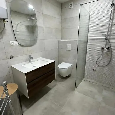 Дом отдыха Stunning In With 4 Bedrooms, Wifi And Heated Swimming Pool *