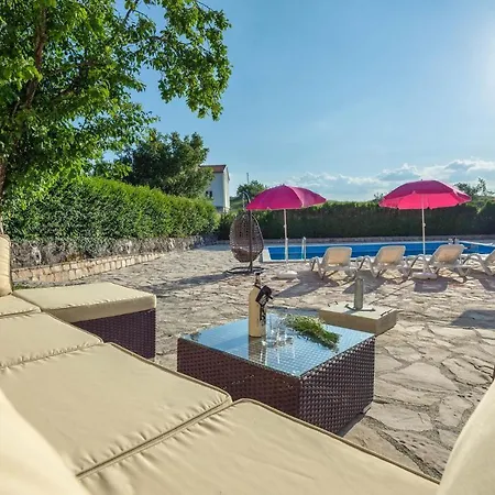 Stunning In With 4 Bedrooms, Wifi And Heated Swimming Pool *