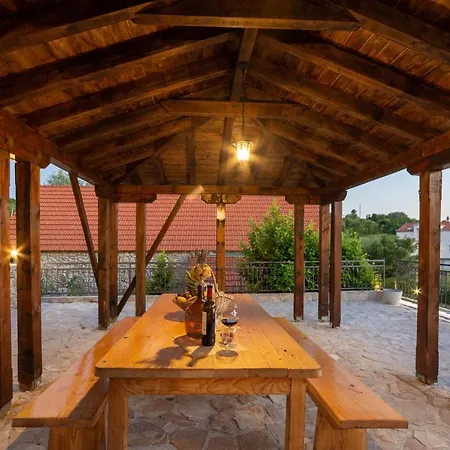 Дом отдыха Stunning In With 4 Bedrooms, Wifi And Heated Swimming Pool *