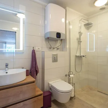 Stunning In With 4 Bedrooms, Wifi And Heated Swimming Pool