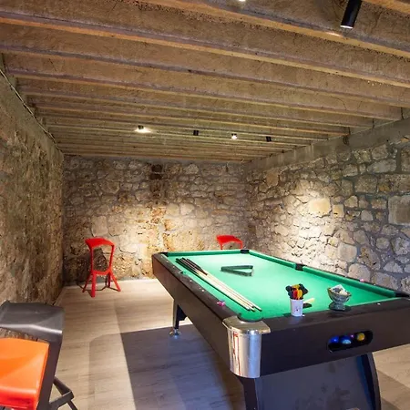Дом отдыха Stunning In With 4 Bedrooms, Wifi And Heated Swimming Pool