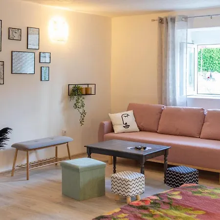 Дом отдыха Stunning In With 4 Bedrooms, Wifi And Heated Swimming Pool Studenci