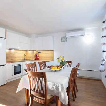 Stunning In With 4 Bedrooms, Wifi And Heated Swimming Pool Studenci