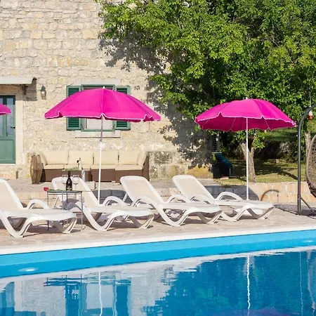 Дом отдыха Stunning In With 4 Bedrooms, Wifi And Heated Swimming Pool